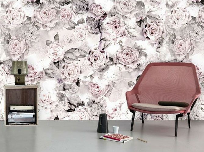 Mur avec tapisserie florale rose, blanche et noir pour une décoration fleurie sobre