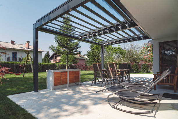 Pergola en acier sur une terrasse et salon de jardin