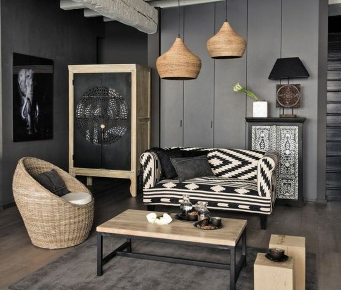 Salon cocooning avec parquet et murs sombres et mobilier en bois clair