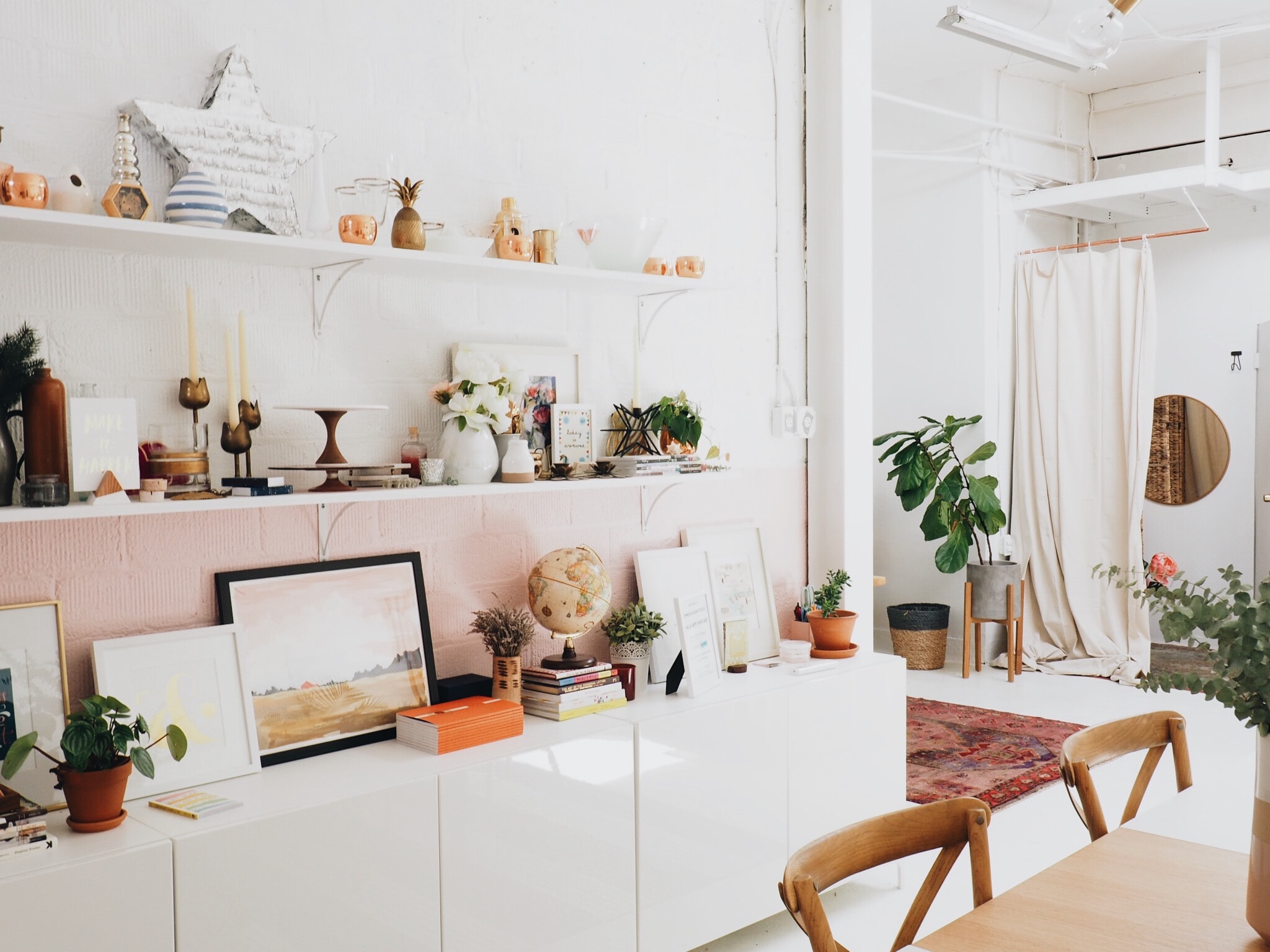 Vue d'une salle à manger bien décorée et moderne